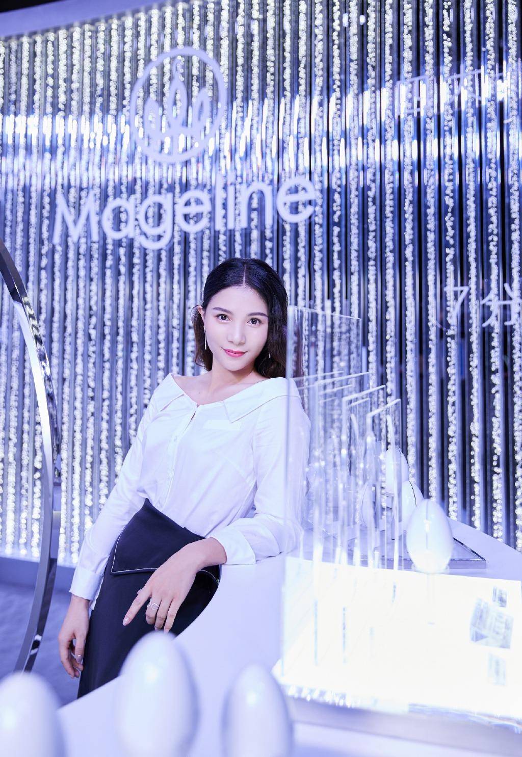 何姿穿白衬衫黑色长裙亮相!