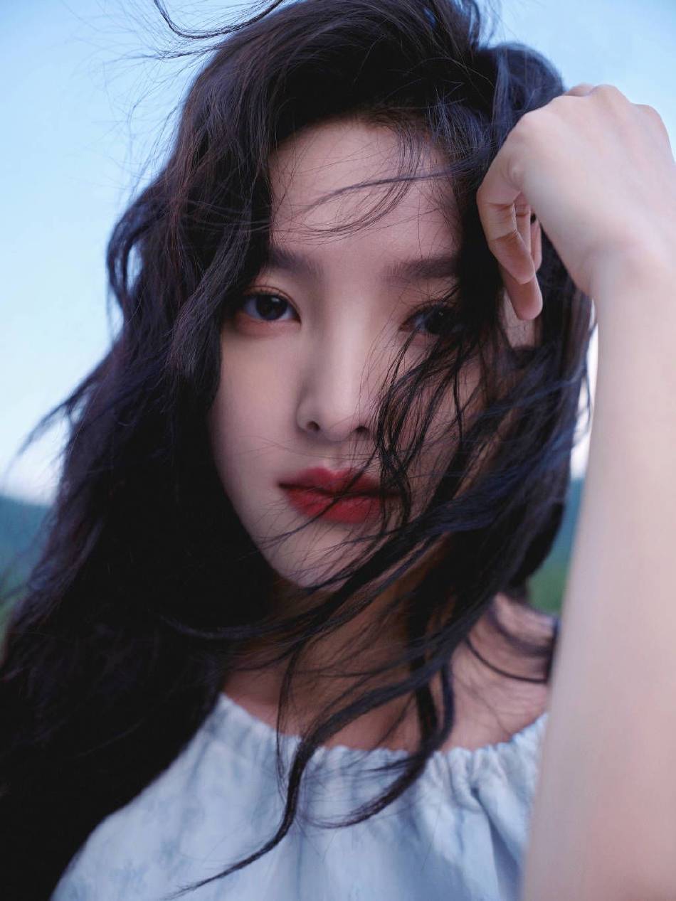 章若楠身穿无袖长裙大秀香肩!雪肤玉貌清丽脱俗美呆了_张若楠_明亮_穿