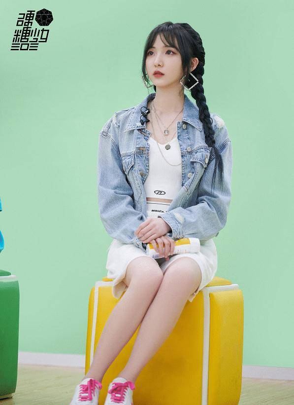 这次郑乃馨就选择了一款精致的妆容出镜,不仅凸显出