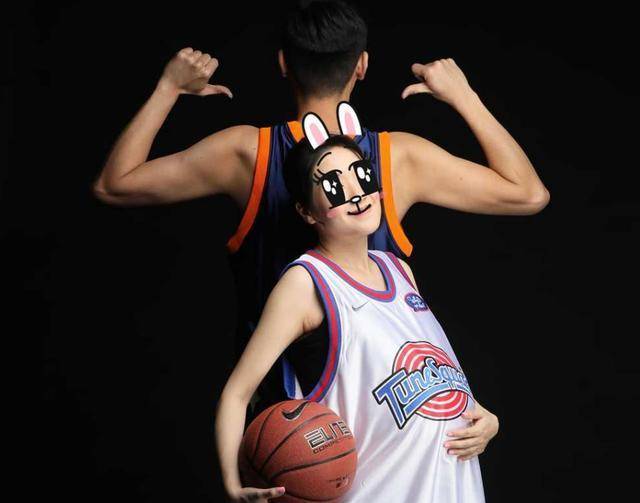 前tvb资深男星太太挺九个月巨肚亮相:怀龙凤胎孕吐严重_伍家谦_双胞胎