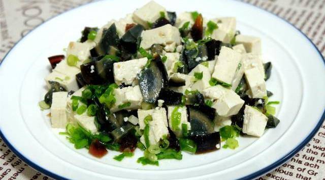 今天分享的这道松花蛋拌豆腐是以前家里常做的一道下酒小菜,我老公