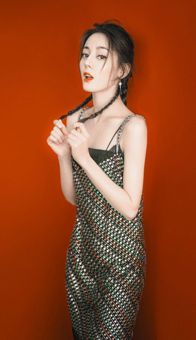 时尚宠儿迪丽热巴,宝石吊带裙叛逆感十足,遇上拳击辫表示绝了_黑色