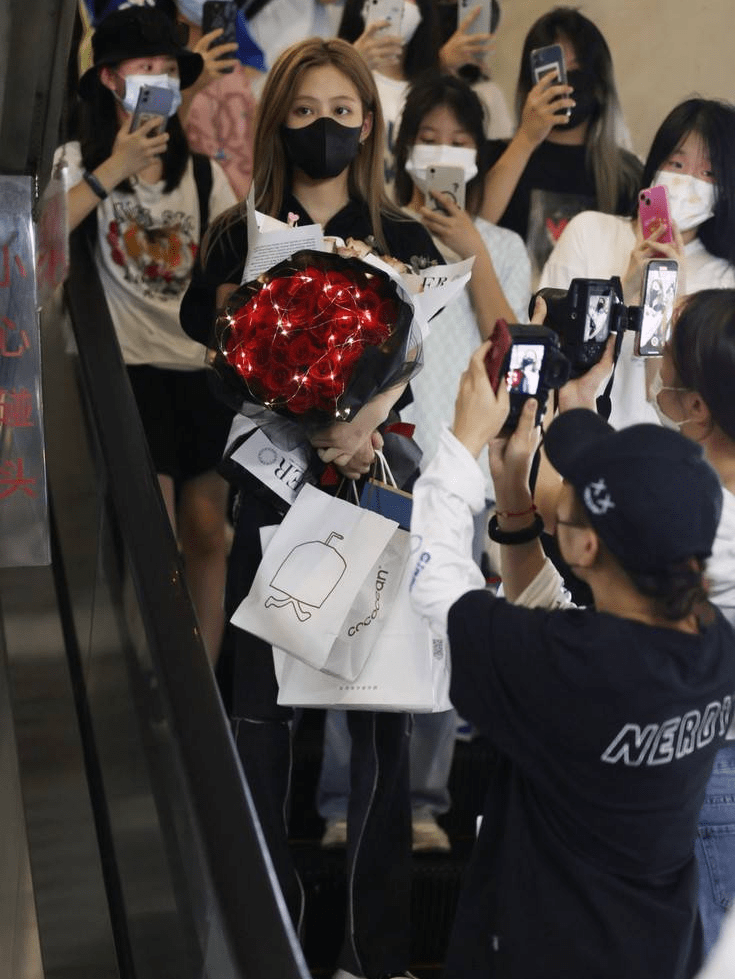 袁一琦结束SNH48年度青春盛典 手捧鲜花人气旺-搜狐大视野-搜狐新闻