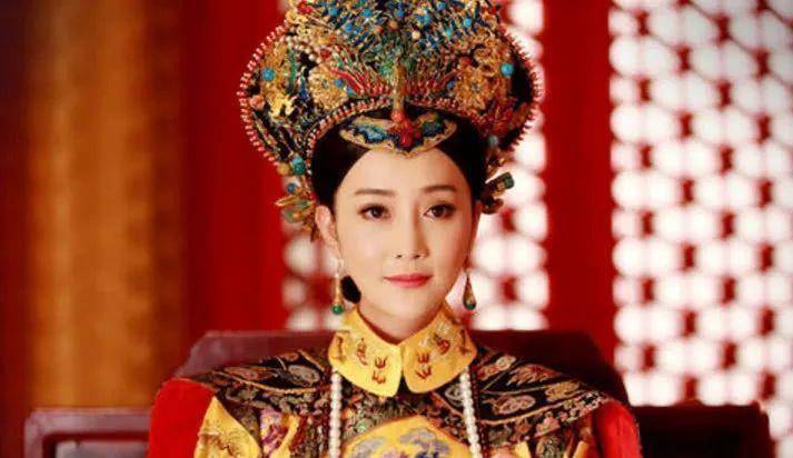 “乾隆”从公主伴读到大清皇后：她执掌后宫大权54年，死后却无容身之地