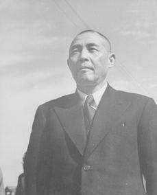 “欧阳”他曾是上海市长，因贪污被撤职，后来晋升中将，娶了一对姐妹为妻