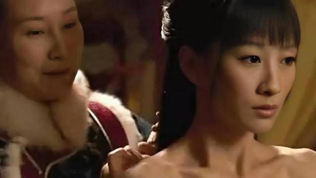 “妃子”清朝妃子为何会在脖子带一个“白布条”，主要是为了方便皇上