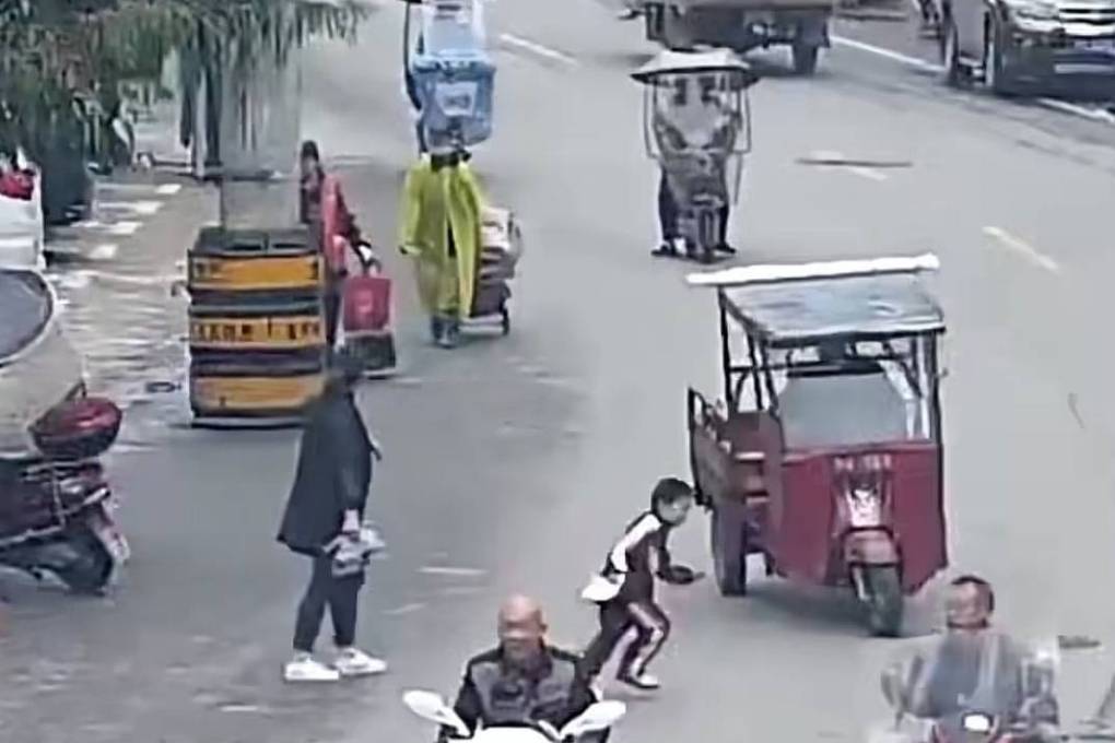 看着吓人啊!男孩横穿马路撞上三轮车,车子避让不及男孩被碾压!_视频_大人_悲剧