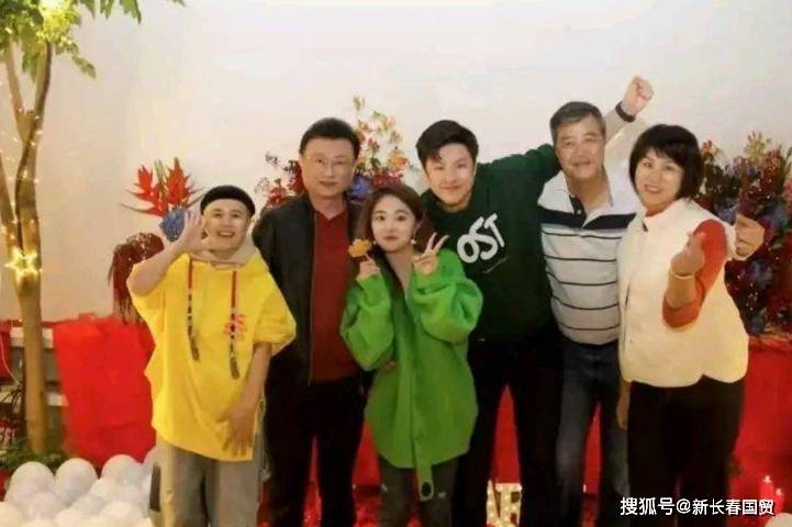 金龟子当丈母娘了!刘纯燕晒女儿接受求婚照,男方单膝跪地戴戒指_照片_少儿_节目