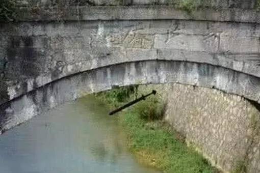 “鲤鱼”神秘古桥下，总会悬挂一把古董宝剑，人们知其价值为何却没人拿？