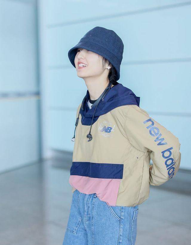 张子枫"卫衣叠穿"秒变化时髦精细,瘦,并且有层次感_毛衣_黑色_灰色