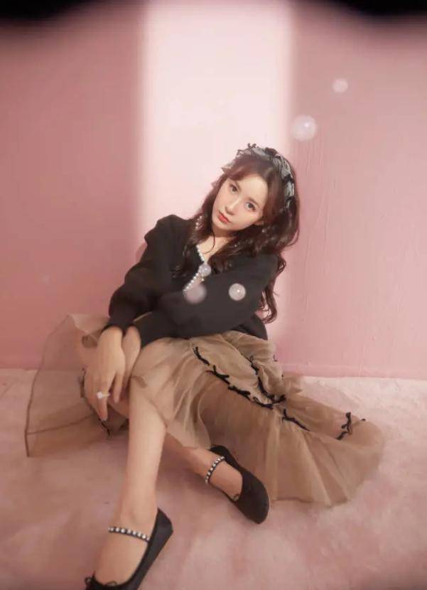 张子萱太"嫩"了,茶色纱裙配蝴蝶结发箍超减龄,充满了时尚亮点_造型