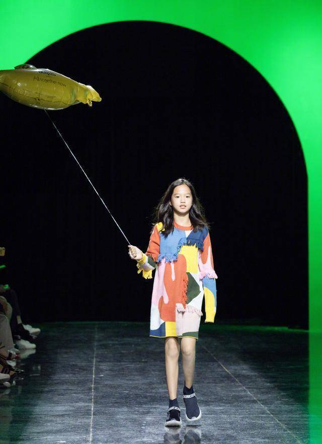 钟丽缇小女儿走秀,虽没妈妈长得美,但从容淡定气场不输妈!