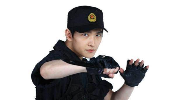 可以看出在马夸特面具下,杨洋的脸没有任何不对称的死角部位,另