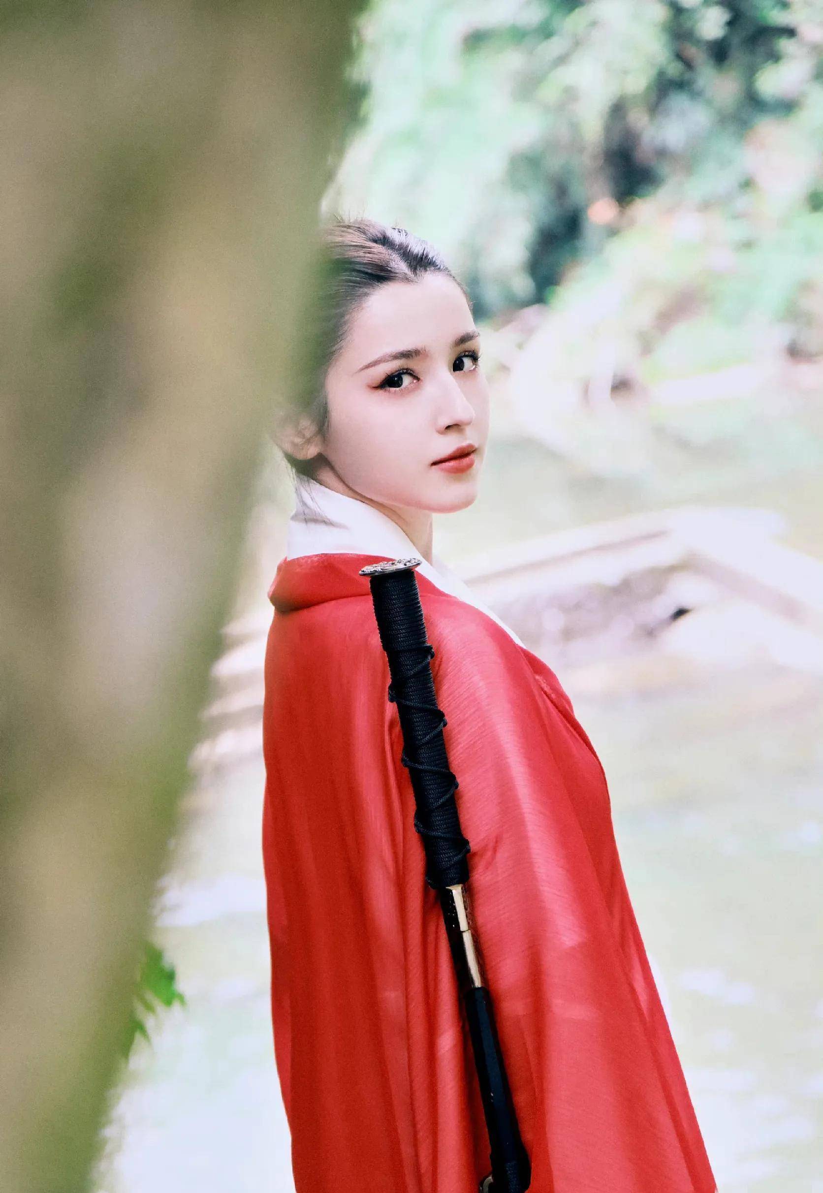 白鹿,哈妮克孜两大女星红衣女侠造型写真,同是红衣,谁更好看?