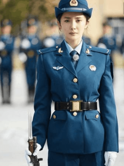 女星警服照:杨幂严肃,刘亦菲女神,而马思纯才是英姿飒爽_军装_赵丽颖