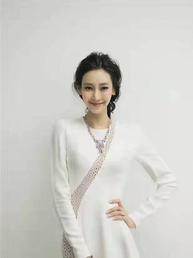 李荣浩前女友模特出身,《模特》为旧爱陆瑶而写,俩人相恋四年之久