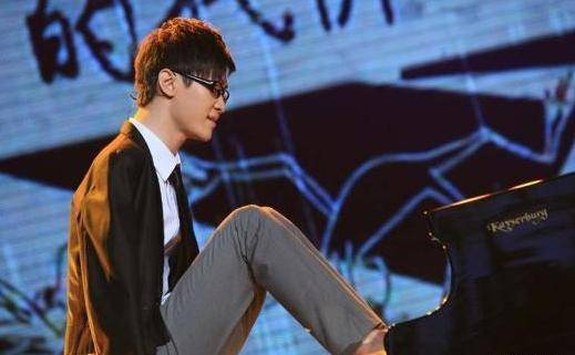 "断臂王子"刘伟:用脚弹钢琴,给"天王"刘德华伴奏,如今过得怎样_生活