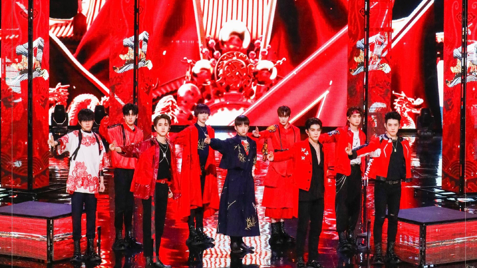 当r1se看自己的演唱会时,好兄弟之间相互精准吐槽,太好笑了_舞台_时候