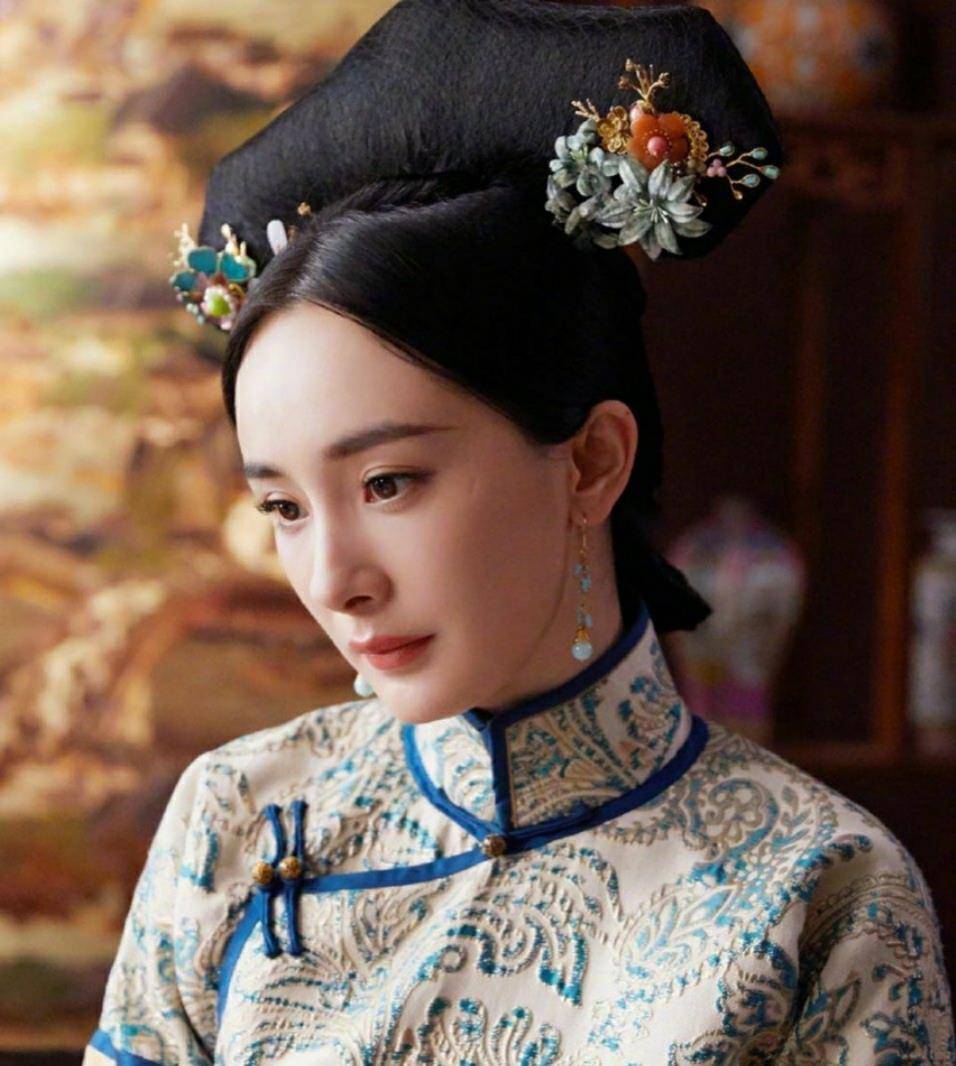 杨颖首次挑战清宫装,遇到闺蜜杨幂后,一个像妃子,一个变宫女_五官