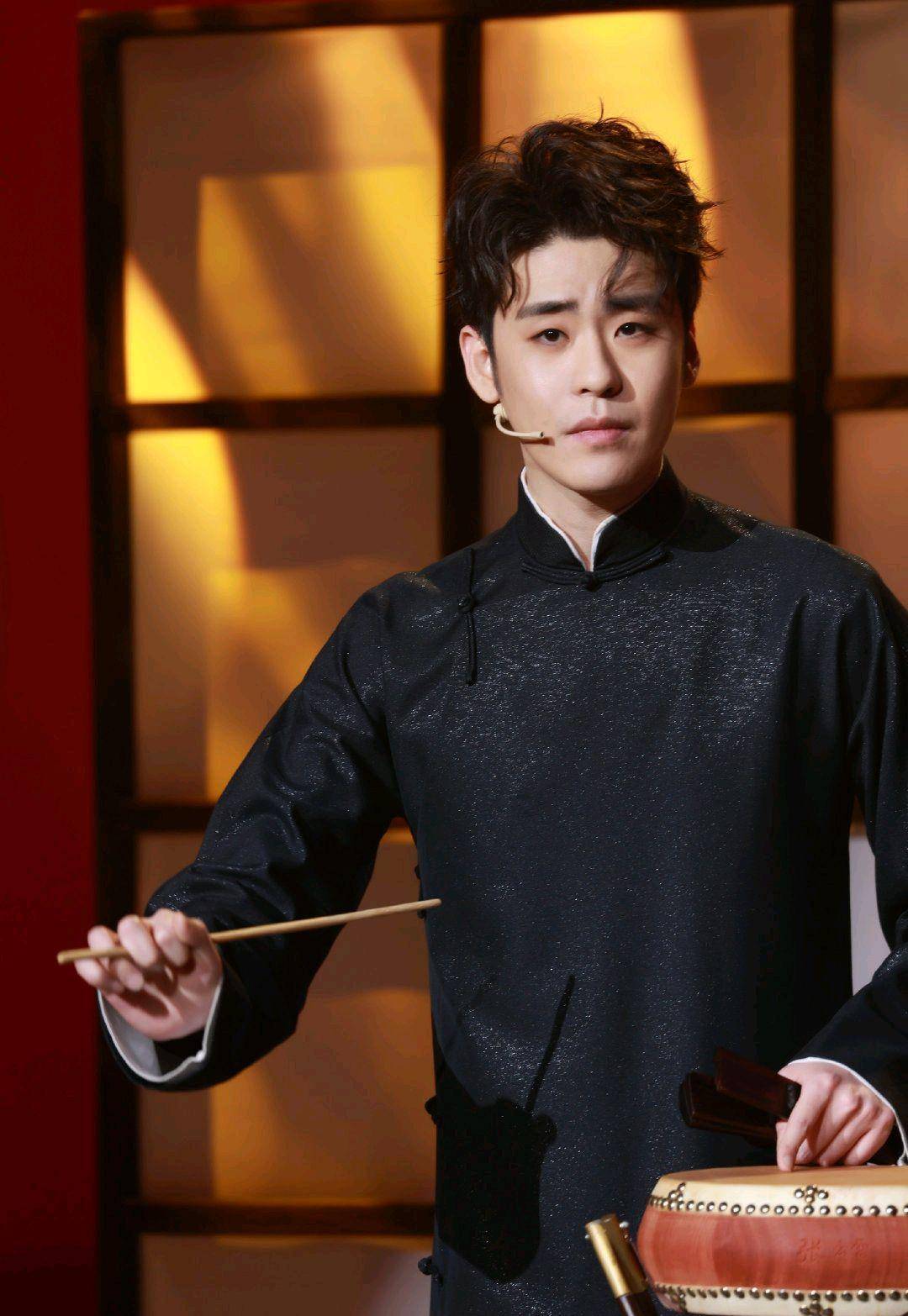 张云雷解锁新技能,辫儿哥夸夸粉苗霖,应援口号队歌张口就来_节目_舞台