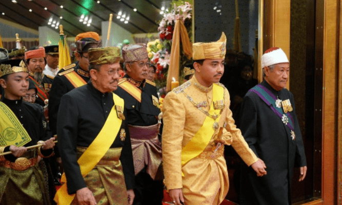 文莱亲王:后宫妻妾40每天花销500万,曾经多疯狂,如今就多凄惨_杰弗里