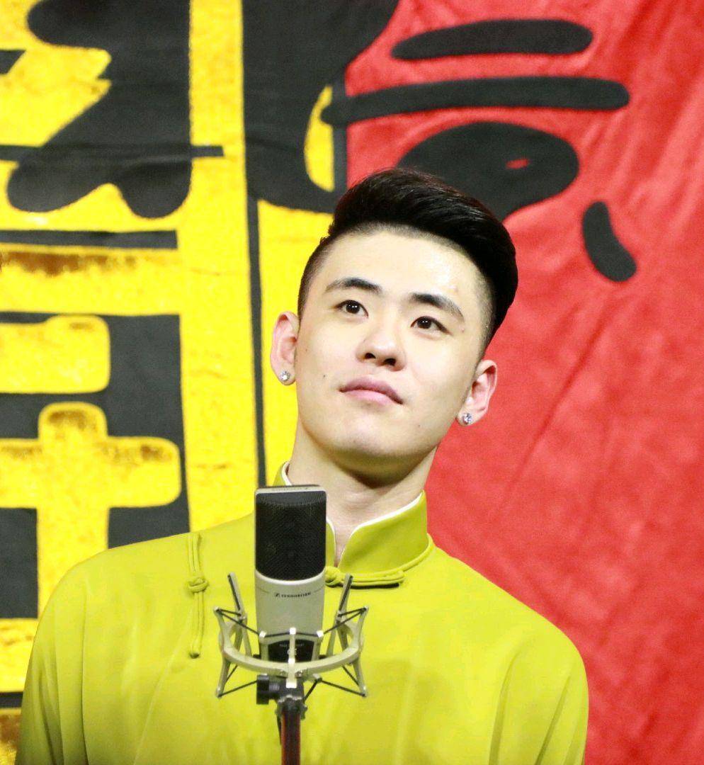 张云雷解锁新技能,辫儿哥夸夸粉苗霖,应援口号队歌张口就来_节目_舞台