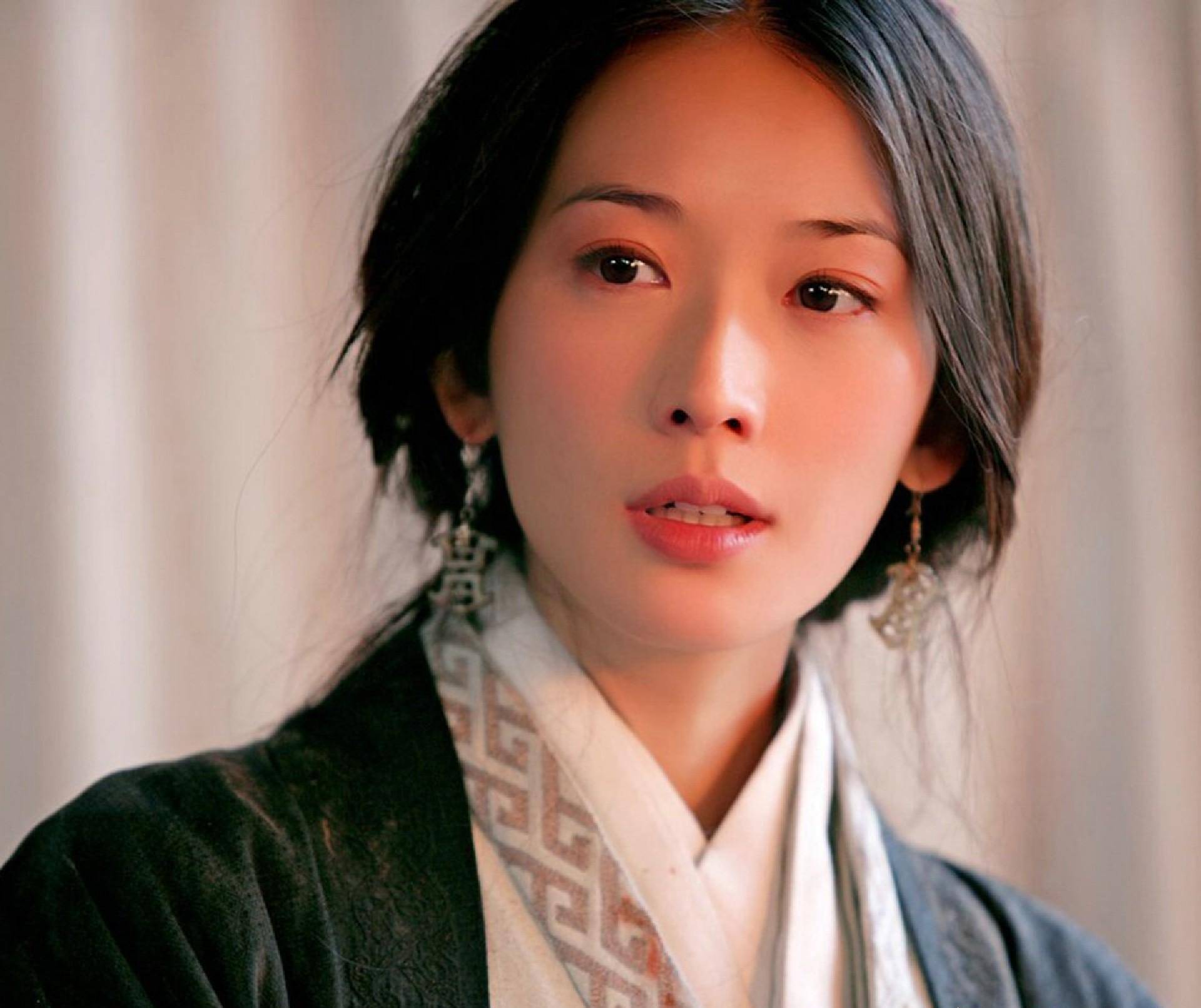 她主演的第一部电影《赤壁-爱&战》不仅票房突破5.