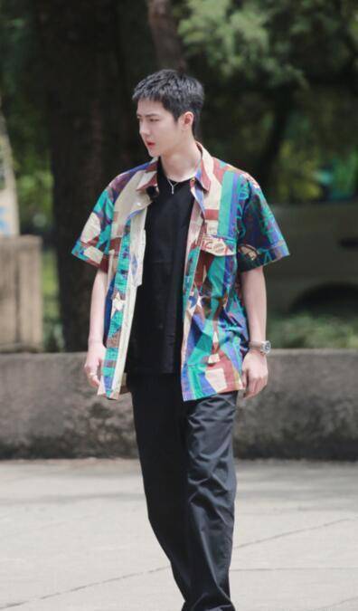 王一博三星堆录《天天》,花衬衫皮肤白吐舌头萌,大太阳下惹人疼_工作