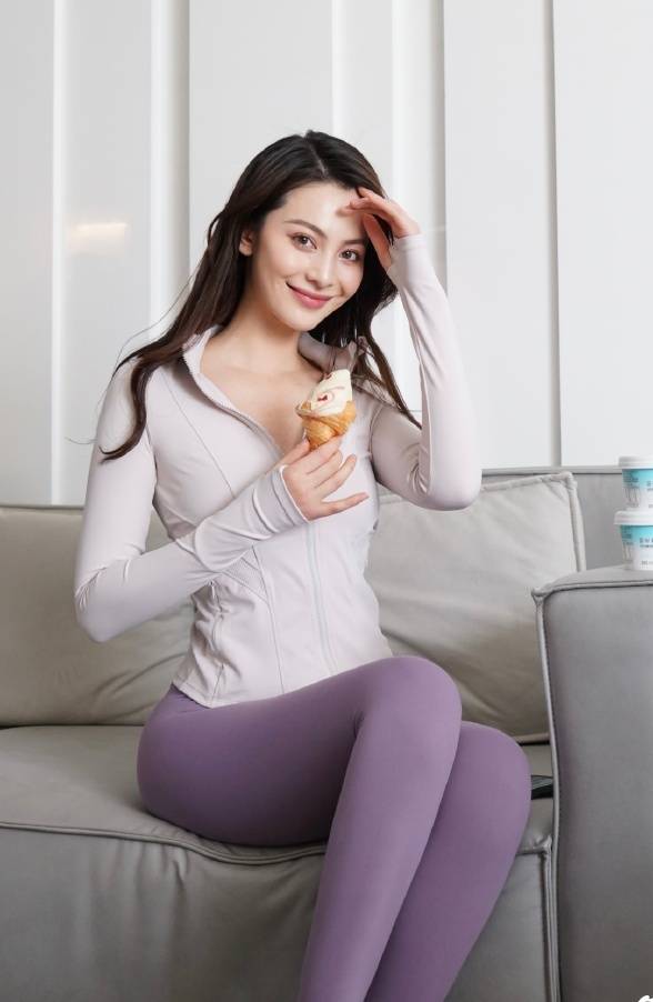 青春女星毕慧晒唯美写真:身材苗条练习瑜伽,品味甜食中给大家治愈迷人