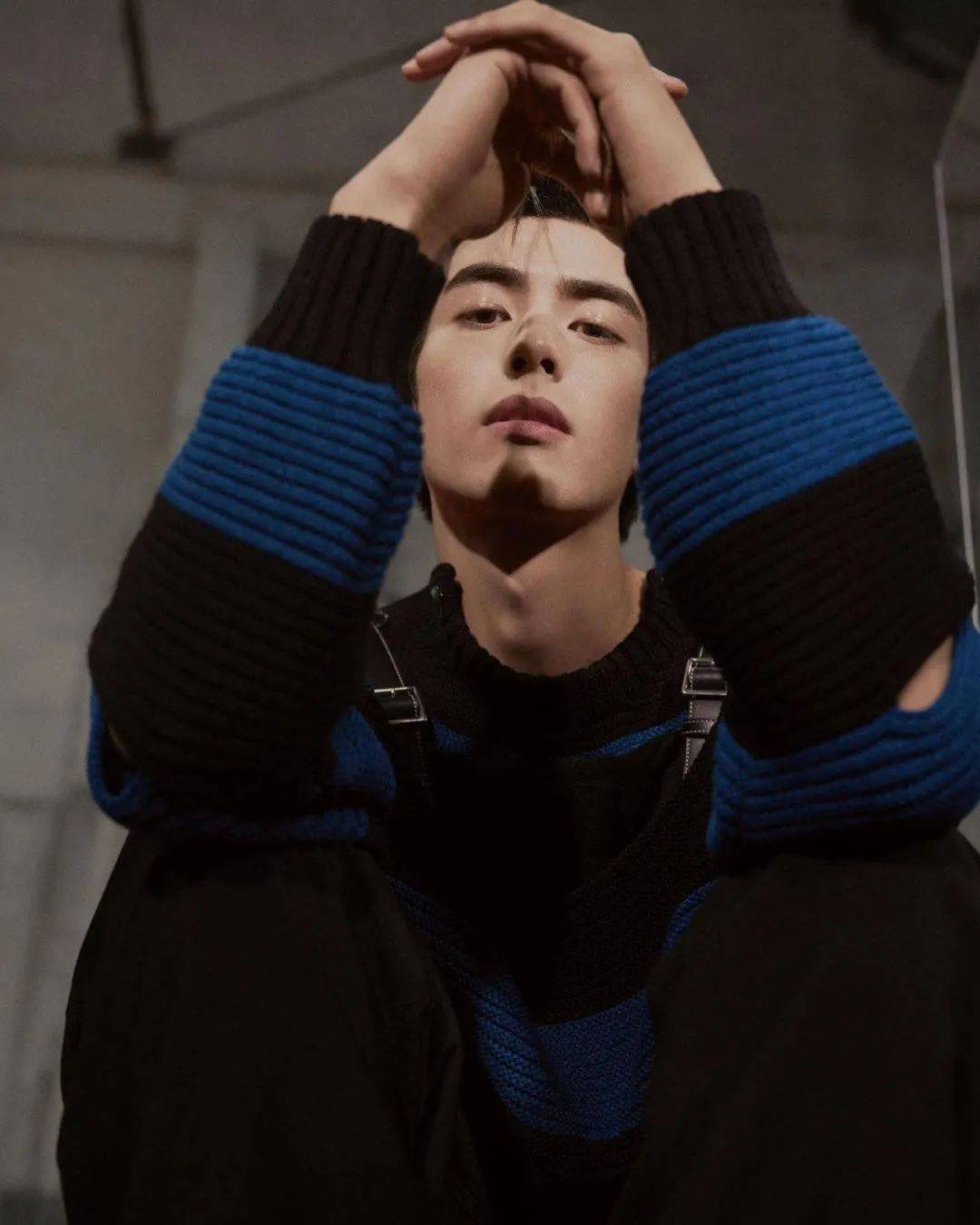 我居然没有办法反驳,但是宋威龙确实很帅,从头帅到脚底板,连腿毛都是