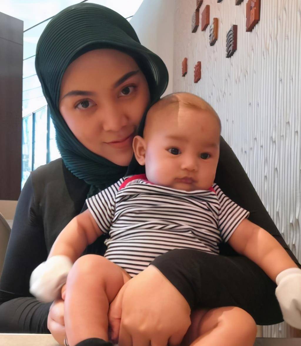 歌手茜拉为庆祝儿子一岁,一家三口的照片呈现出来_中国_男友_生活