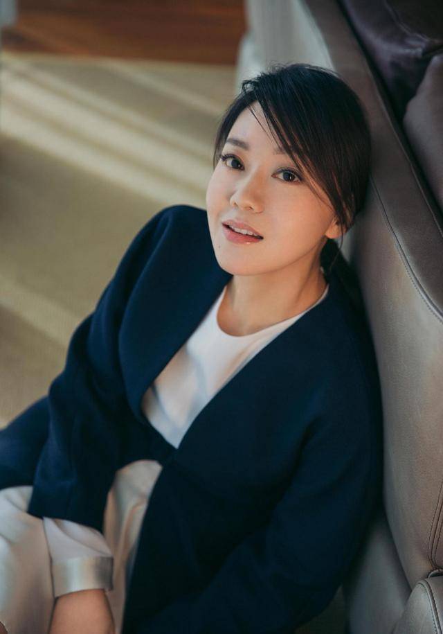 闫妮机场被抓拍,牛仔衣配阔腿裤,白色鸭舌帽瞬间年轻二十岁_黑色_的