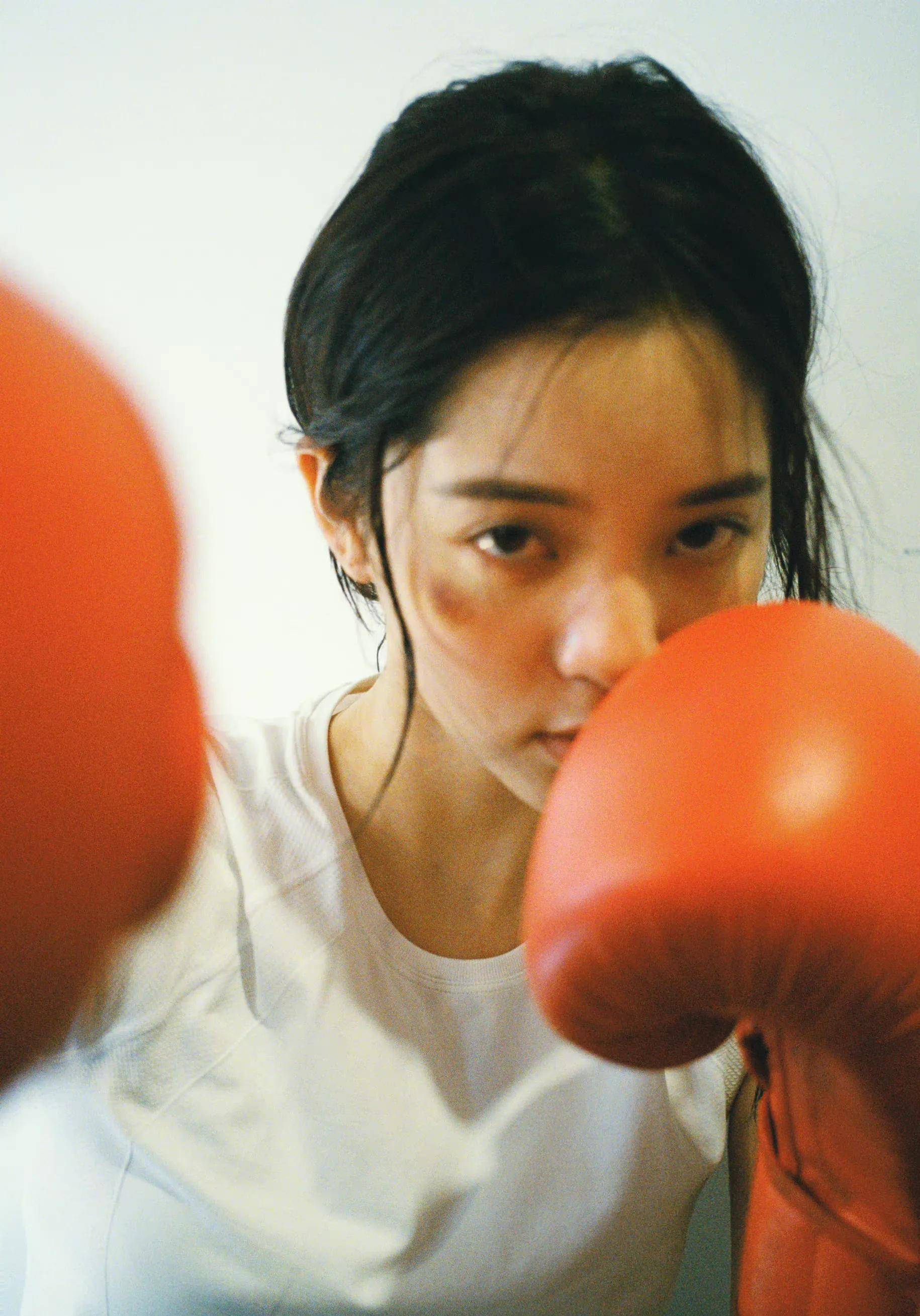 欧阳娜娜拳击手mv剧照流出 酷飒帅气 一身简单白t掩不住丰满好身材