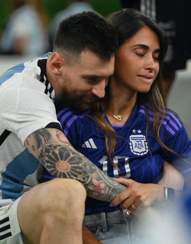 阿奎罗乱入梅西妻子捧杯照!网友脑补出一部"大剧"!_照片_阿根廷_社交