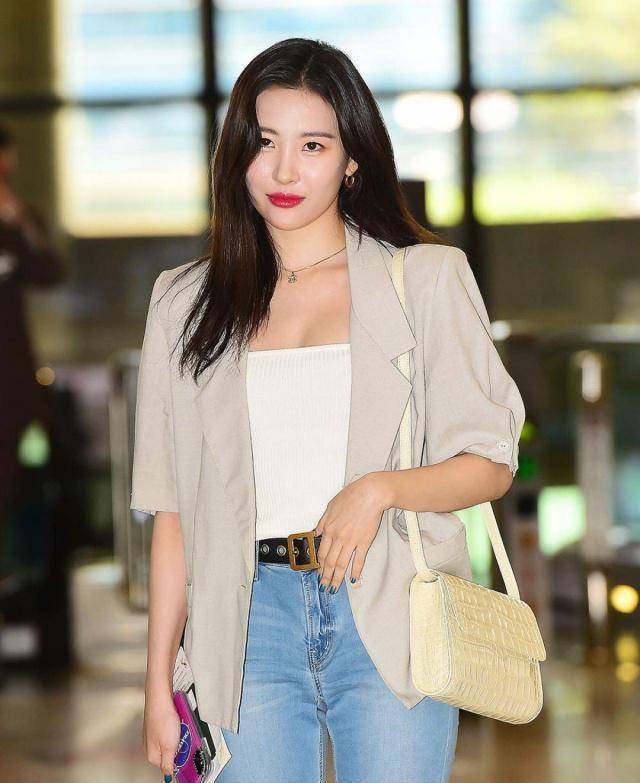 宣美胖到离不开滤镜,机场照脸部圆润胖了一圈,身材却意外很能打_美的