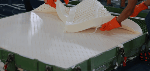 因为丁苯橡胶是从石油提炼而成,含有一定的"油"的成分,更有利于乳胶