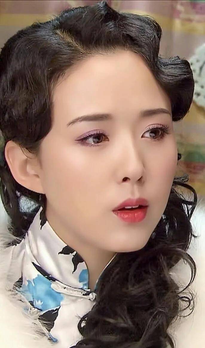 42岁最美嫦娥颜丹晨近照,面部无皱纹仪态贵气,发型却显老十岁
