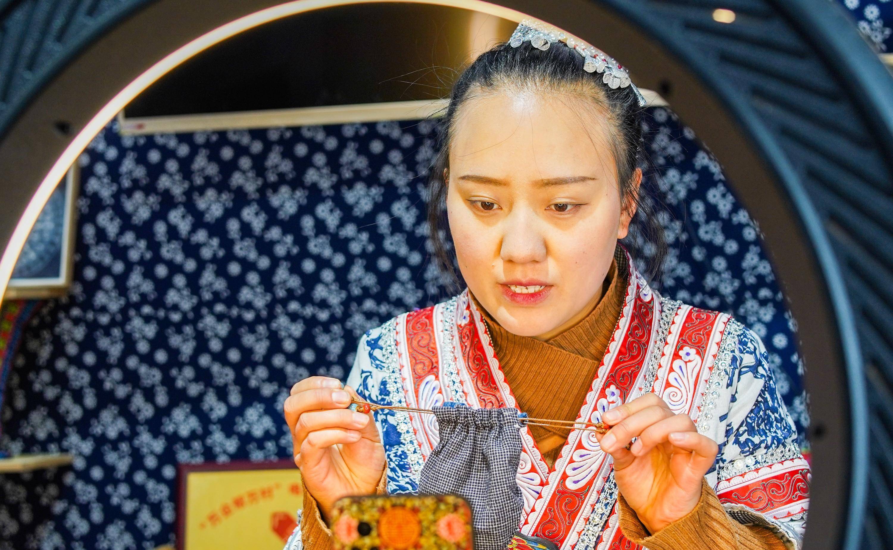 苗绣车间负责人杨文丽介绍,旅游和大数据的发展,确实给了大家带来了