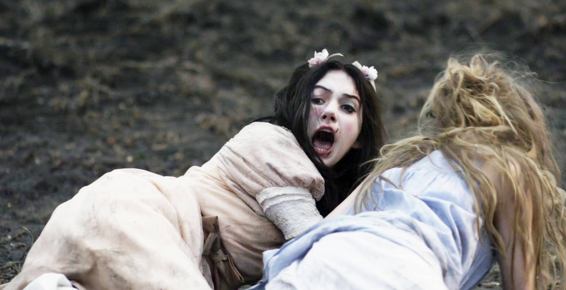 恐怖惊悚片《噩梦娃娃屋》被娃娃控变态囚困多年,还得扮成洋娃娃_小美