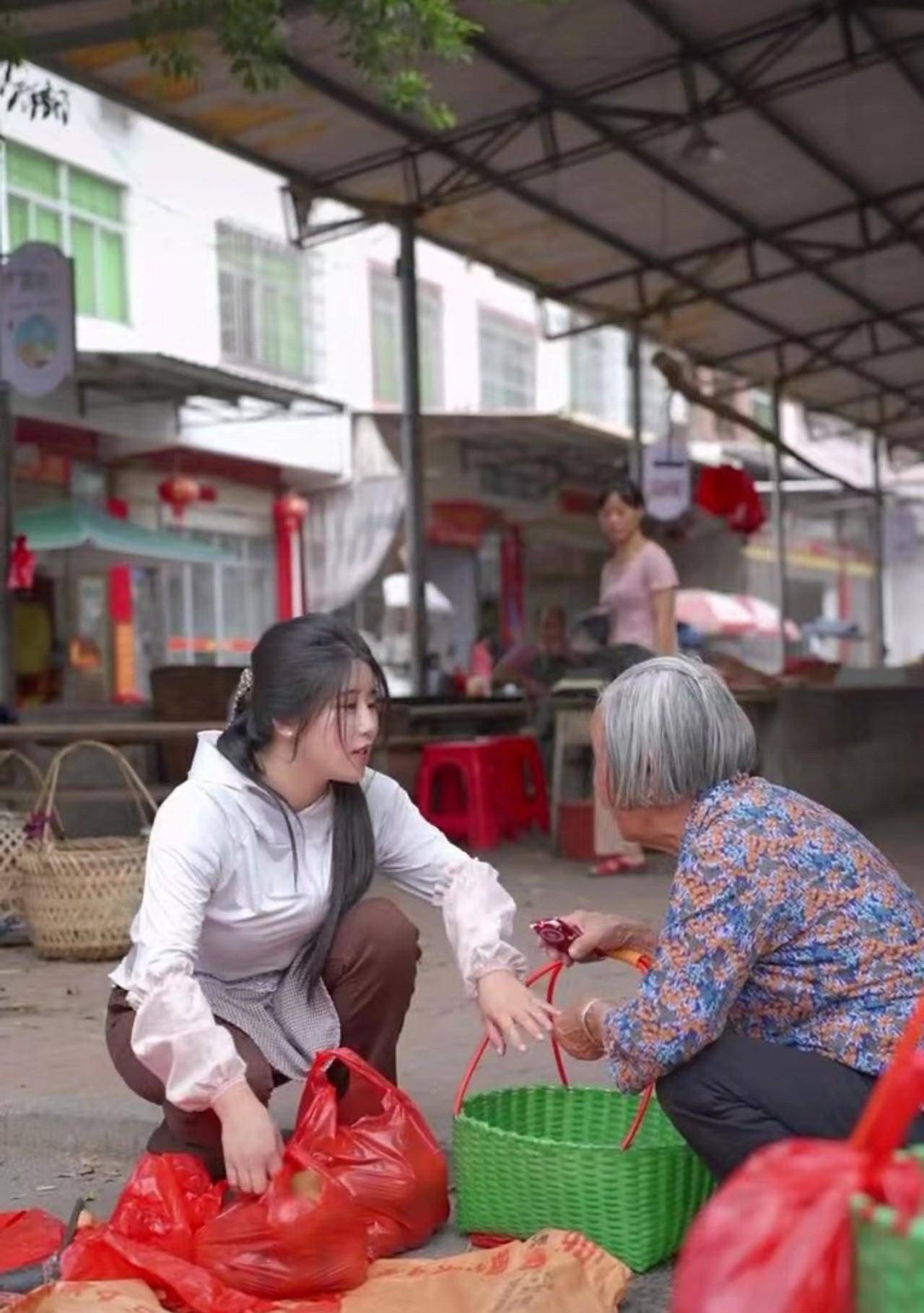 356w粉的阙佩琪,放下生意回村陪伴养父母,因身材丰满遭质疑_爸妈_美容