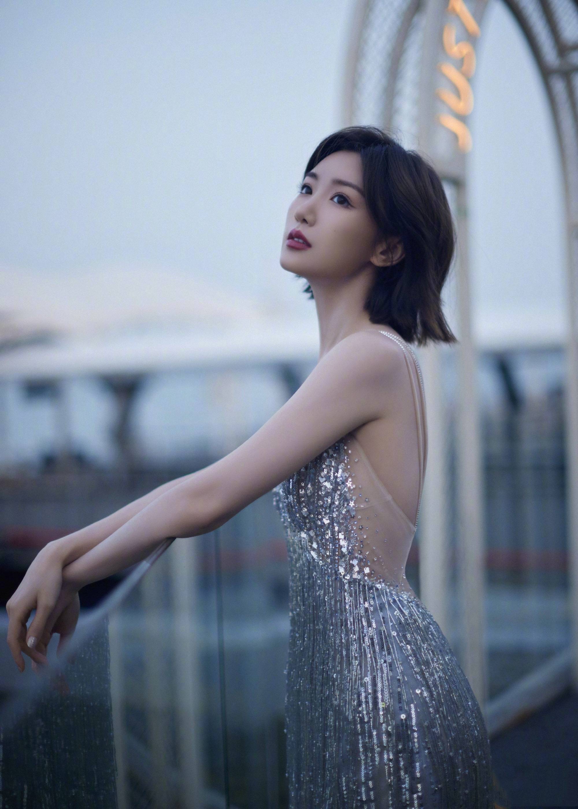 毛晓彤才是"礼服女王",穿银白色流苏裙高贵迷人,腰臀比太惊艳_造型