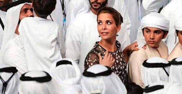 这名被王妃选中的"天选保镖"名叫罗素,现年37岁,比哈雅王妃小十岁,生