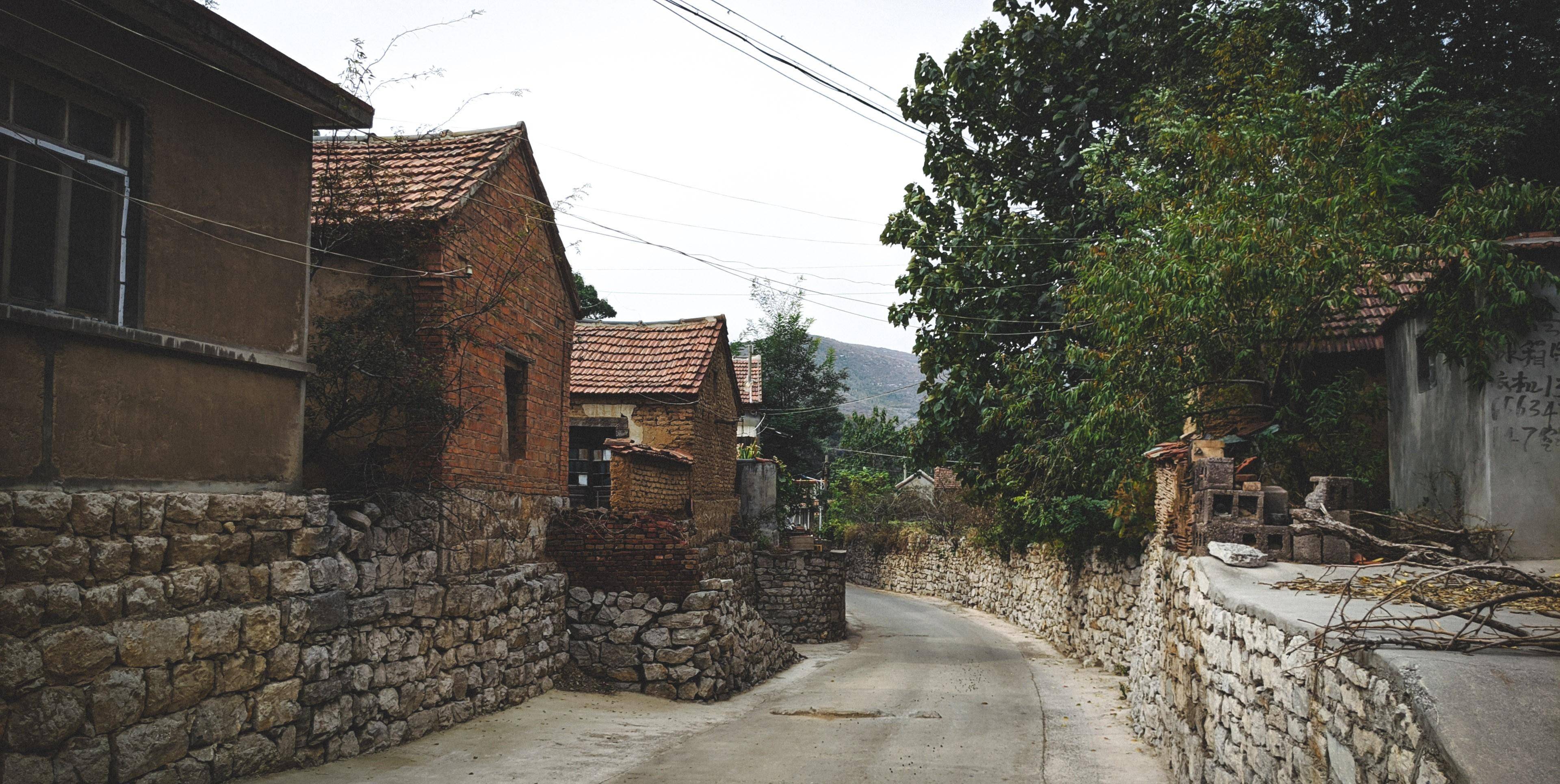 淄博这处村落人迹罕至,原生态建筑众多,进村路非常的狭窄_东巴_章丘