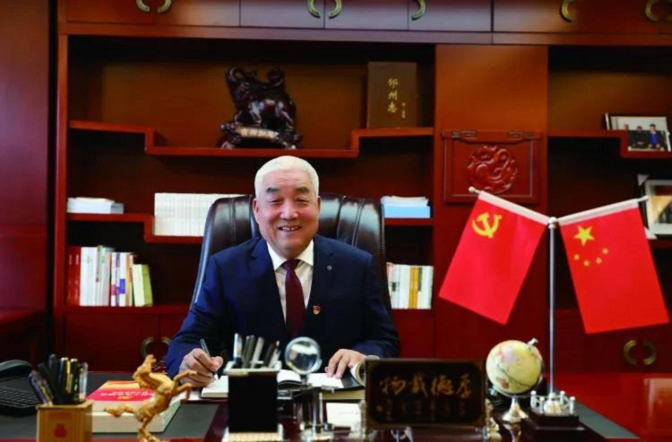 何万盈,陕西彬州市人,生于1950年10月,1968年2月至1971年在部队服役