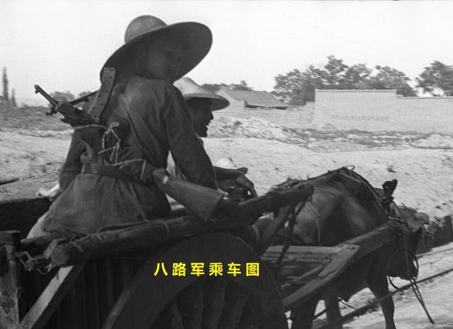 这位八路军士兵背的是ak47冲锋枪吗?