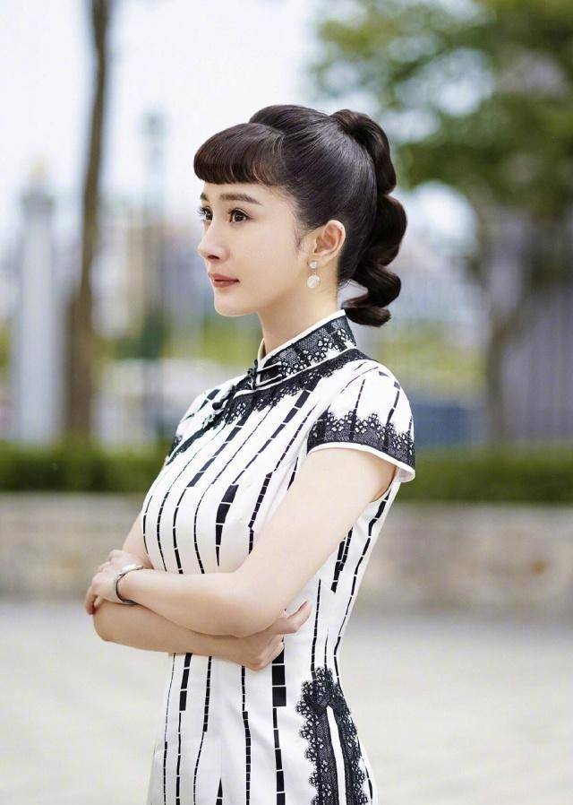 杨幂是啥神仙脸,《筑梦情缘》造型尽显复古法式少女风,颜值绝了_长裙