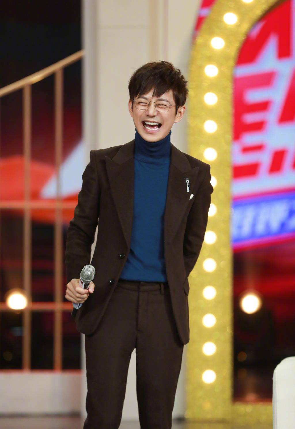 何炅受"收礼"风波影响,快乐家族成员未曾出面,唯有1人力挺_彭宇_事情