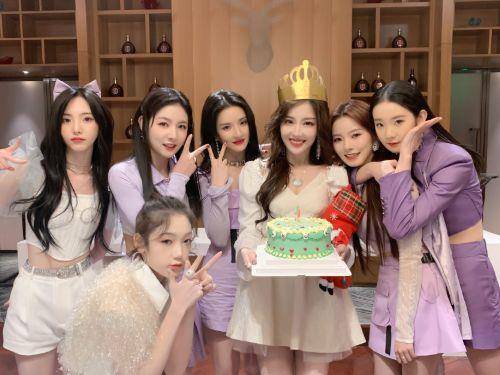 今天是圣诞节,也恰好是王艺瑾的生日,而硬糖少女的其他6个成员,都在给
