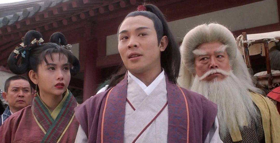 饰演白眉鹰王的是邵万林,北影厂演员,《神探狄仁杰2》中饰演过袁天罡
