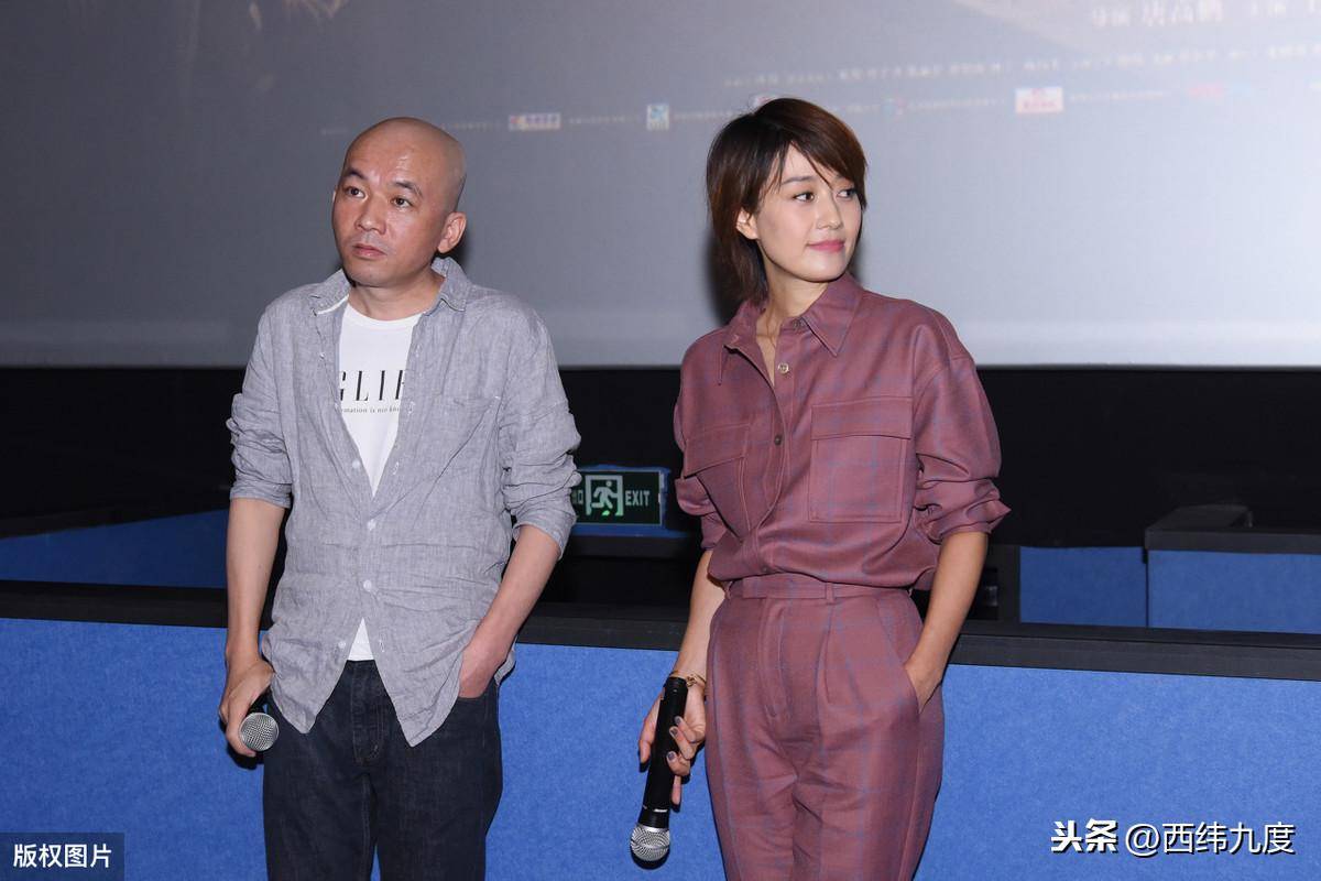 女明星和文章好友当街亲热,娱乐圈离过婚的女人,果然大胆豪放_风雨
